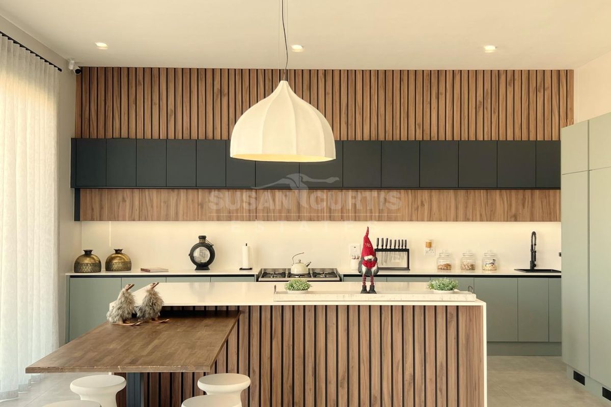 Beachfront Bliss – Fully Furnished & Move-In Ready - Photo 2