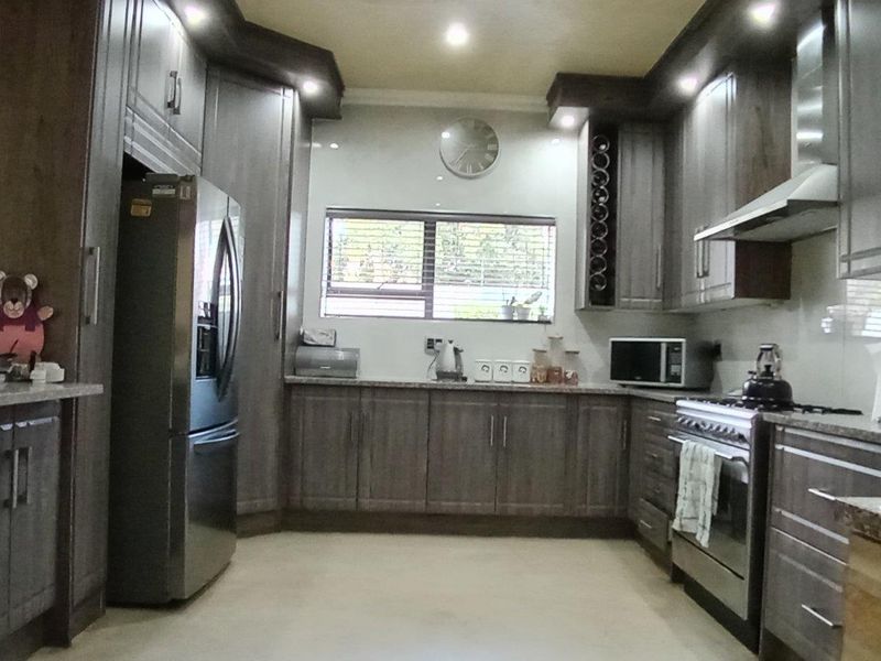 Sophisticated Living with Endless Potential - Photo 4