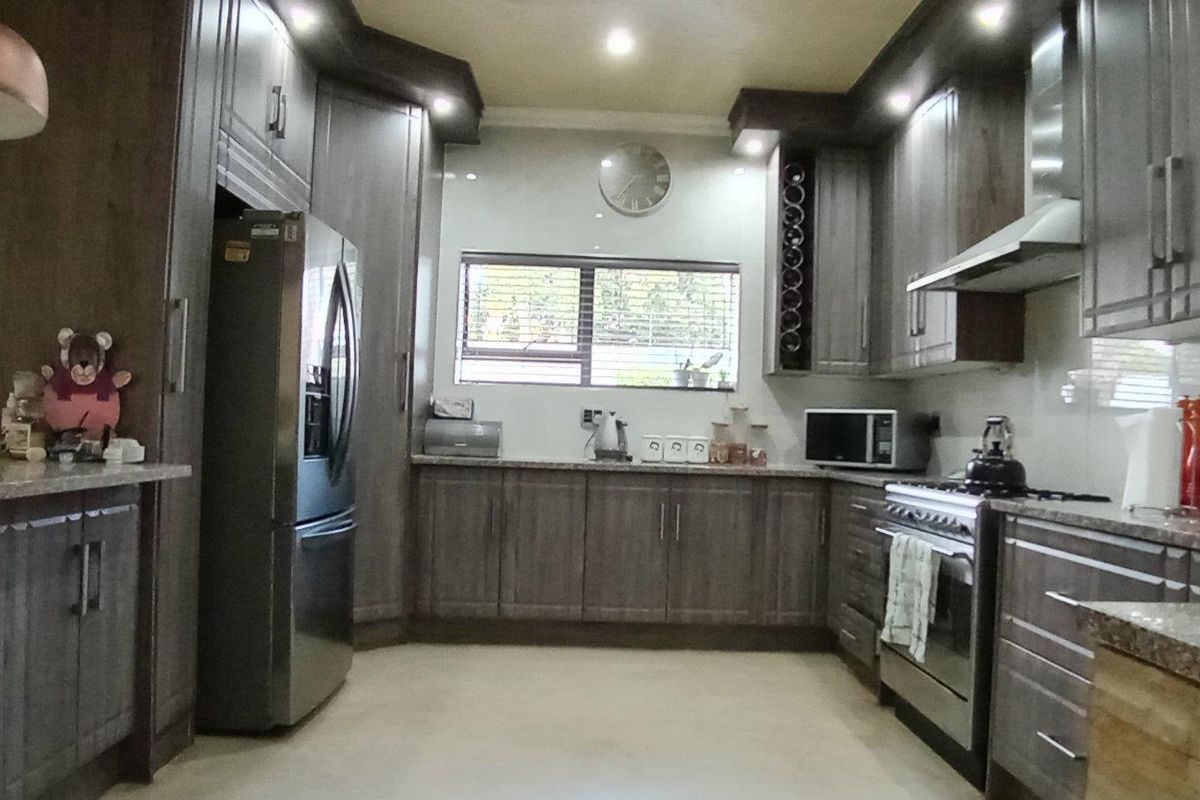 Sophisticated Living with Endless Potential - Photo 4