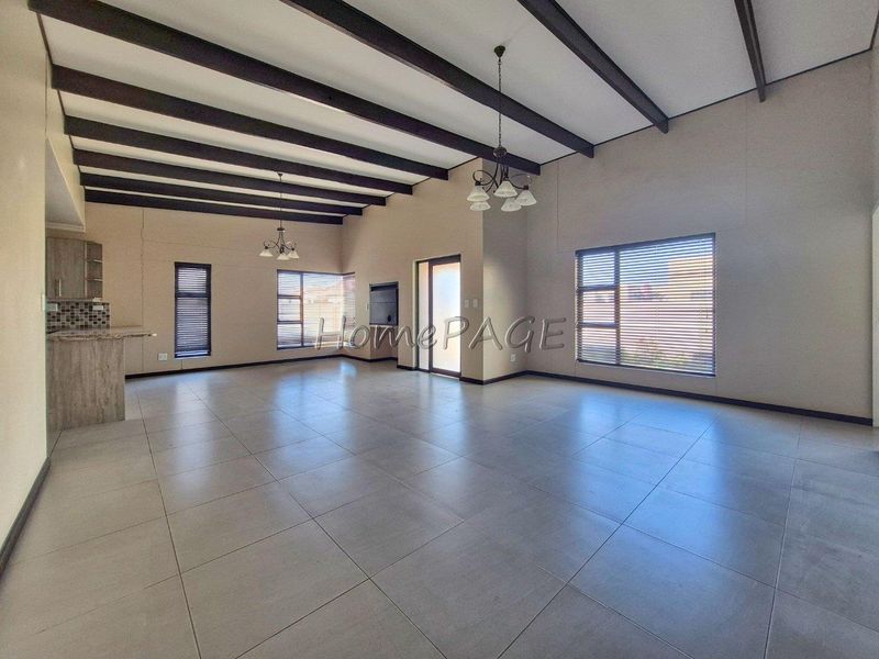 Fairway Estates, Walvis Bay:  4 Bedr Home with HUGE garage space is for Sale - Photo 8