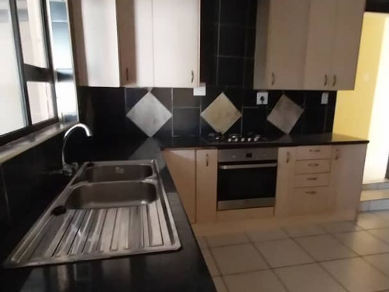 Spacious 3BR Home with Entertainment Area & Ample Parking - Photo 6