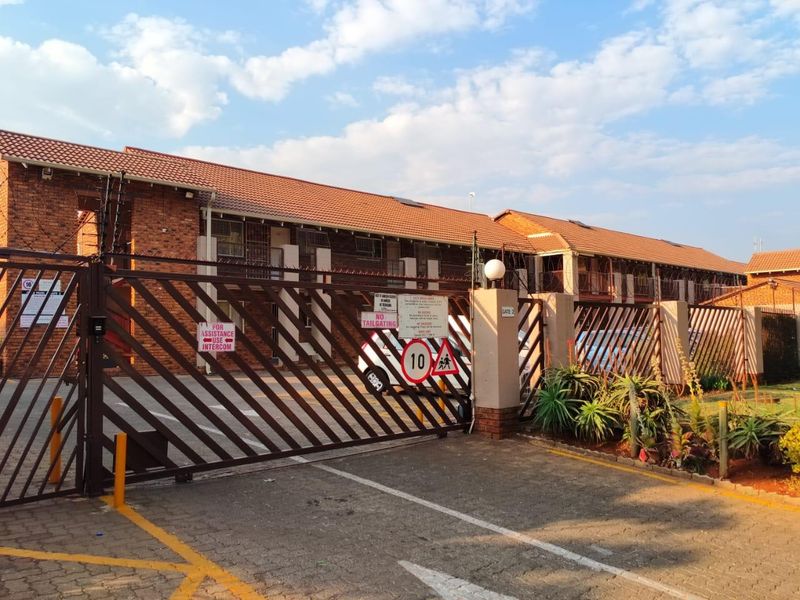 2 Bedroom first floor unit for the young professional, Great complex - Photo 2