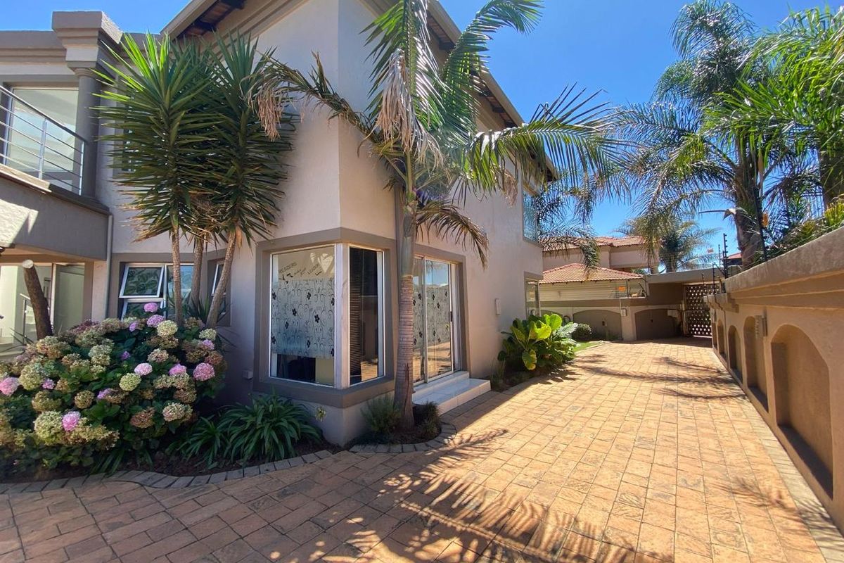 Three Bedroom House for Rent - Photo 2