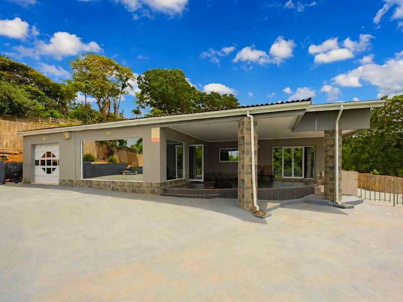 Staggering House for sale in in the fauna of  Sea Park, Umtentweni