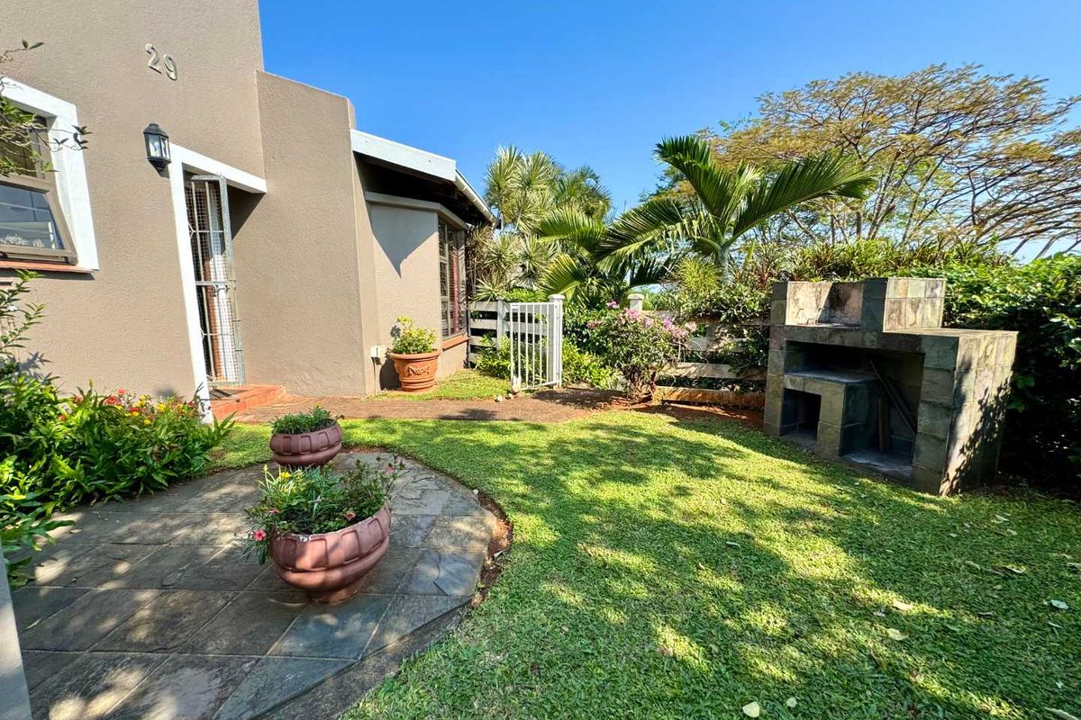 Brilliant Priced 3 Bed 2 Bath Home above road level in prime Sunningdale!! - Photo 2