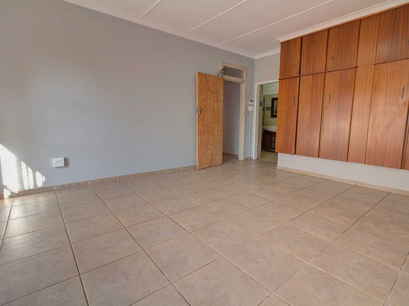 Space, Style, & Solar Savings: Your Dream Home Awaits! - Photo 6