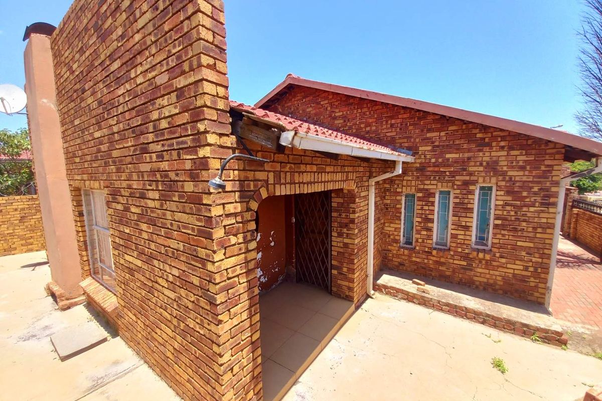 Three bedrooms house for sale in Atteridgeville - Photo 3