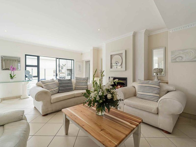 Sunset Links Golf Estate – Elegant Family Home with Income Potential - Photo 3