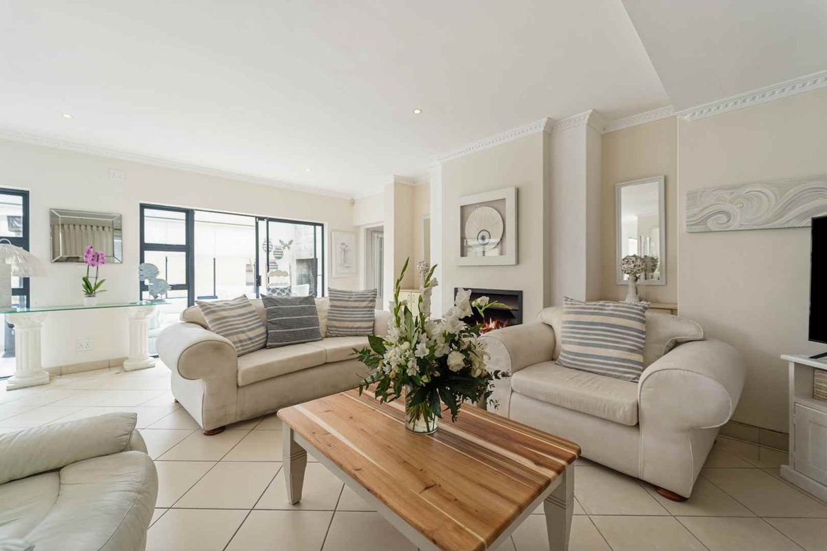 Sunset Links Golf Estate – Elegant Family Home with Income Potential - Photo 3