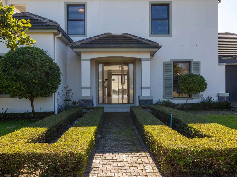 Elegant Three-Bedroom Home in a Cul-de-Sac Opposite a Park on Val de Vie Estate - Photo 3