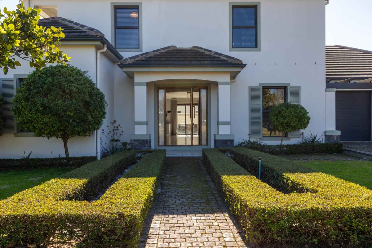 Elegant Three-Bedroom Home in a Cul-de-Sac Opposite a Park on Val de Vie Estate - Photo 3