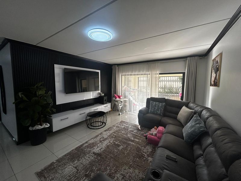 Where luxury meets comfort and security in the heart of Midrand. - Photo 3