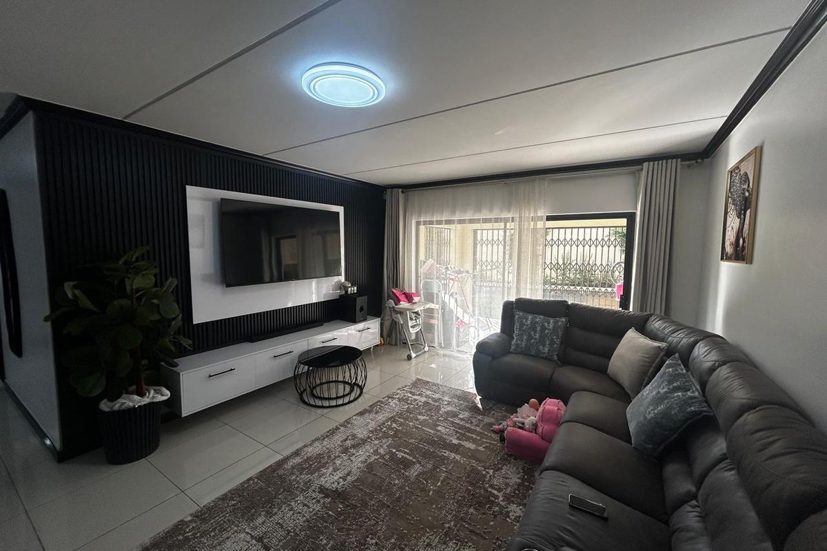 Where luxury meets comfort and security in the heart of Midrand. - Photo 3