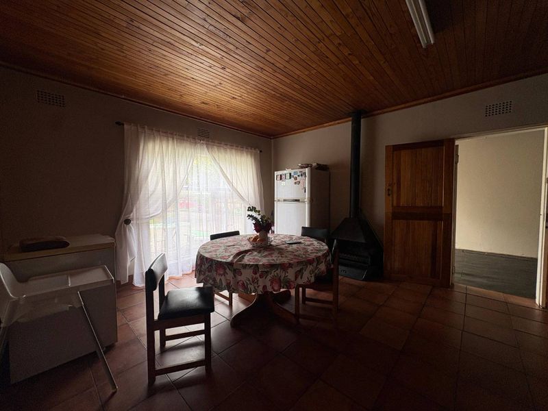 Charming 3-Bedroom Home with Lush Garden & Pool in Rothdene - Photo 7