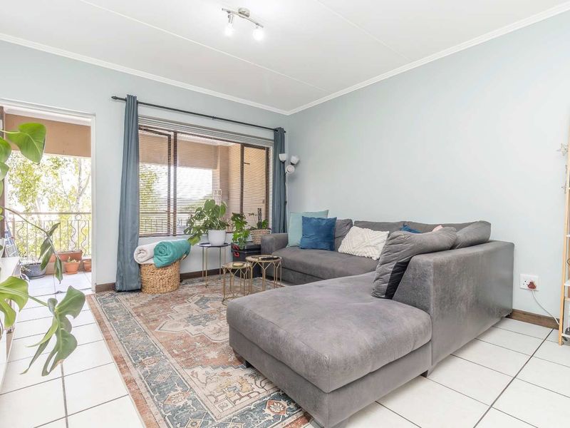 Renovated Gem: Stylish Living in the Heart of Sunninghill - Photo 5