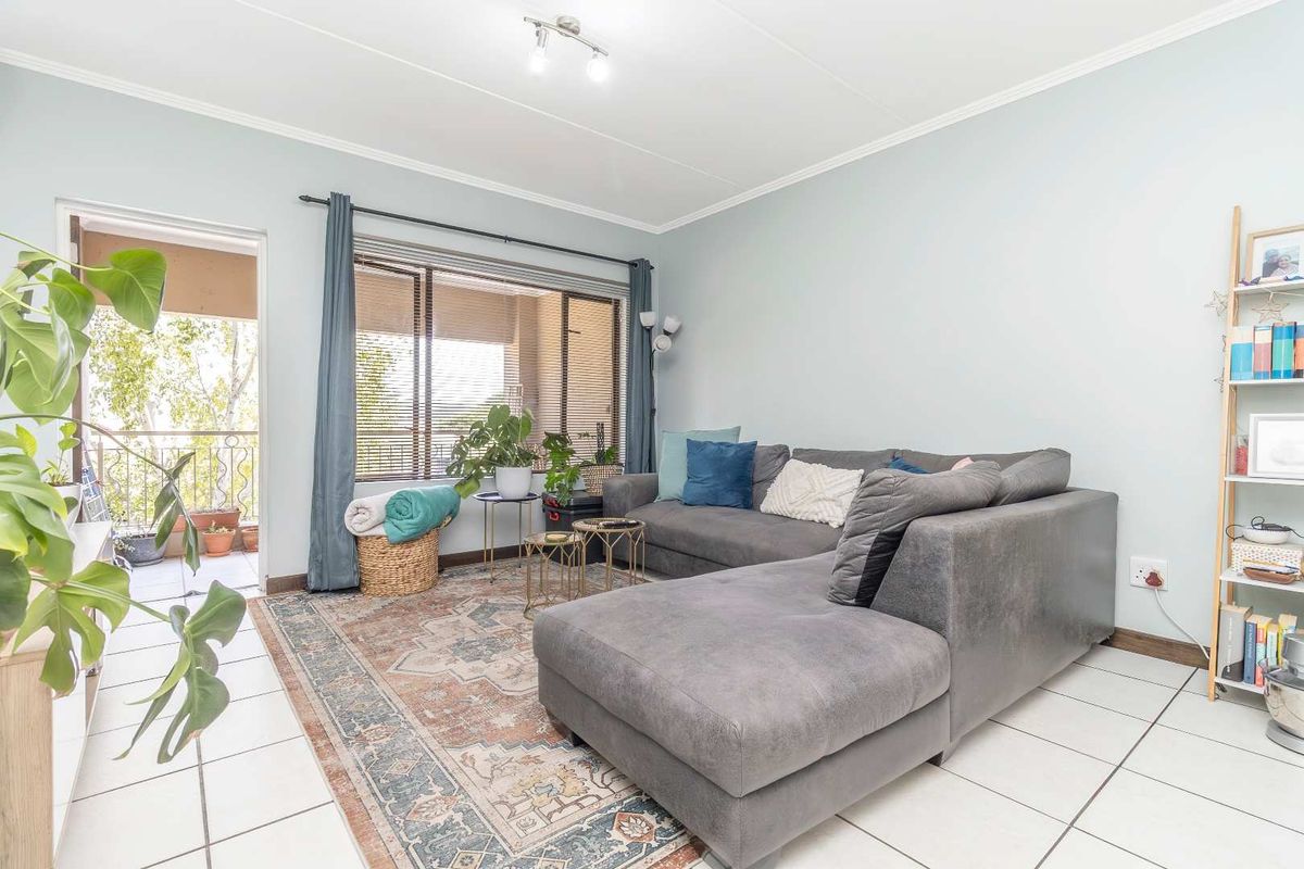 Renovated Gem: Stylish Living in the Heart of Sunninghill - Photo 5