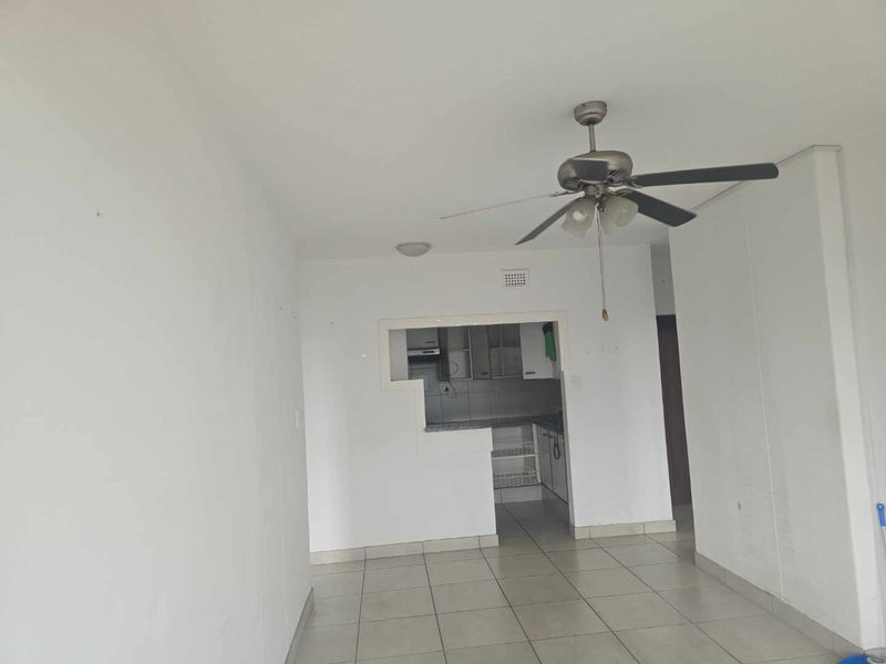 Top-Floor 2 Bedroom Apartment with Scenic Views in Secure Findlain Court - Photo 9