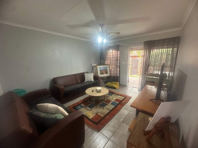 Charming 2 Bedroom Townhouse for Sale - Photo 5