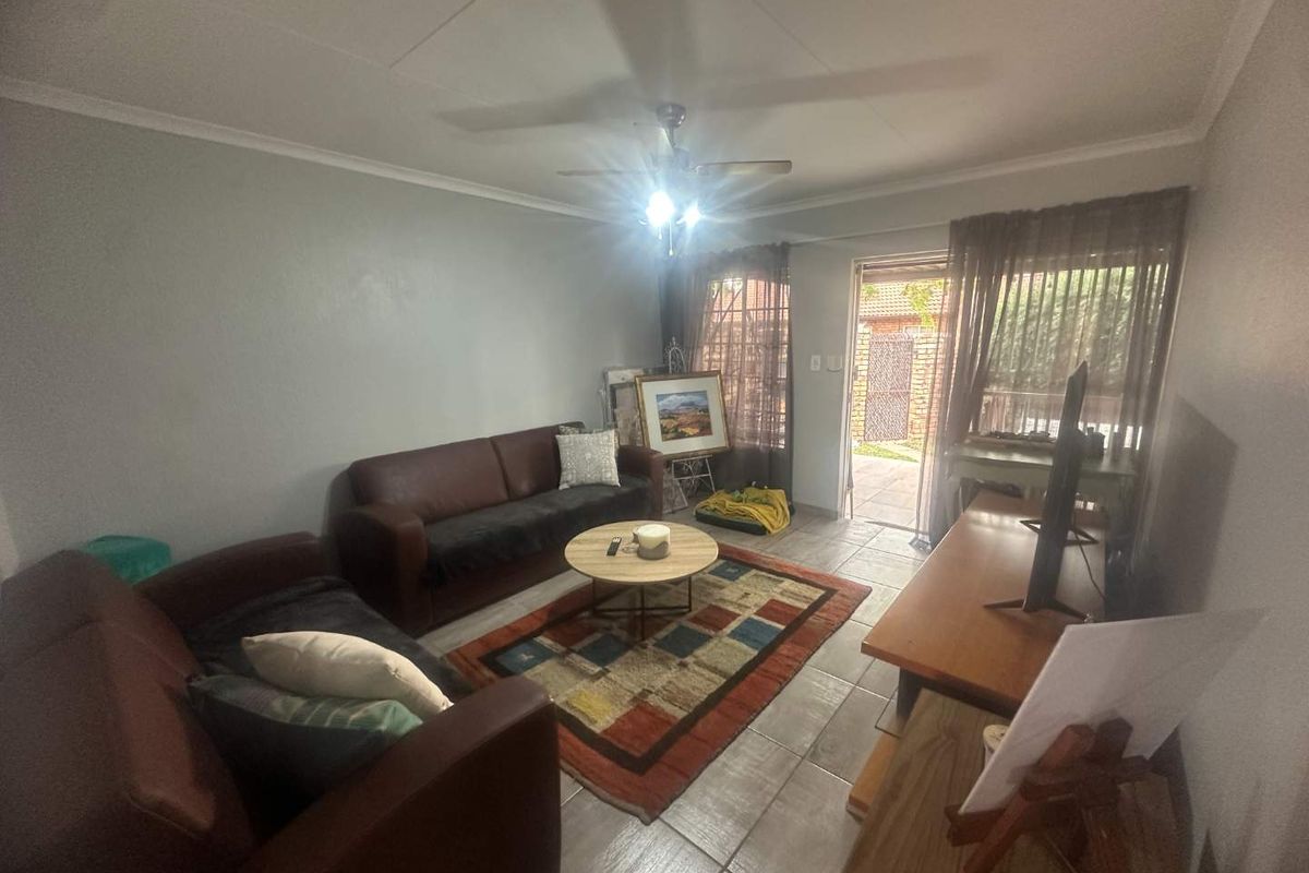 Charming 2 Bedroom Townhouse for Sale - Photo 5