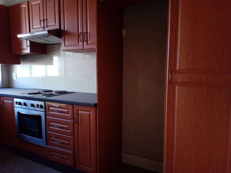 2.5 Bedroom flat in The Gables on Victoria Embankment! - Photo 3