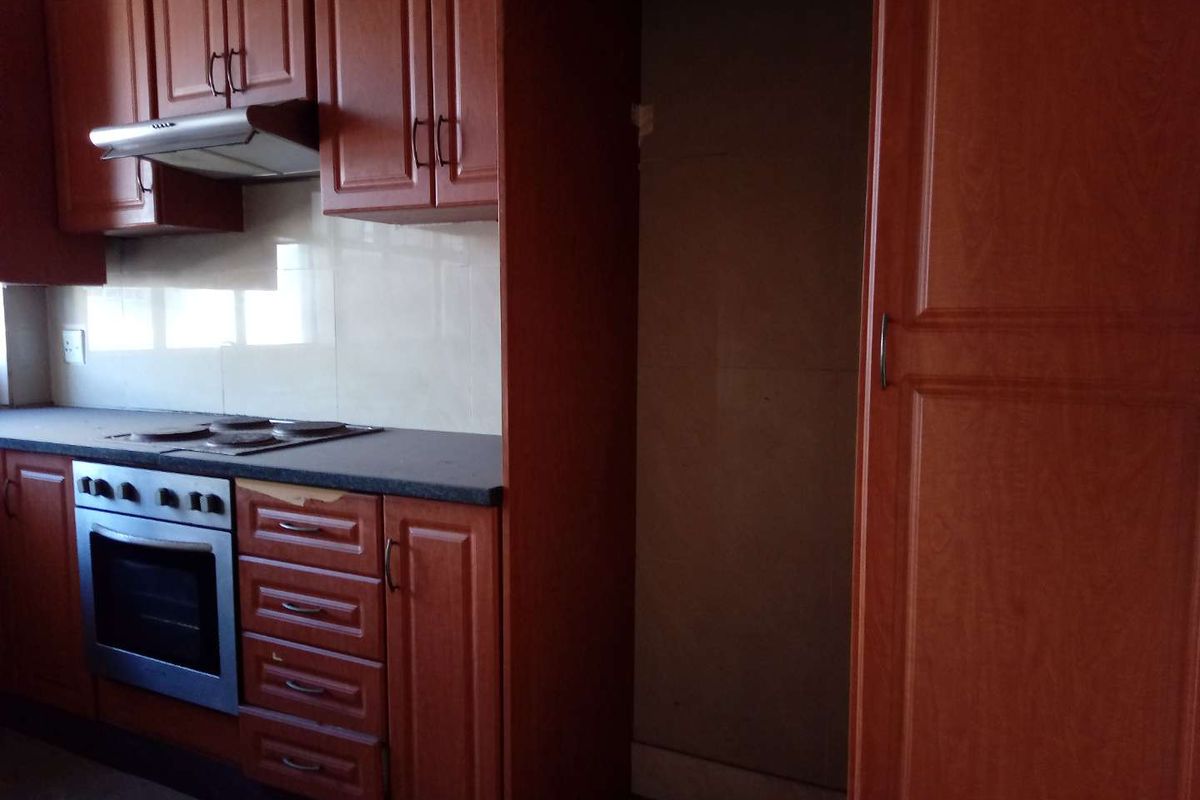 2.5 Bedroom flat in The Gables on Victoria Embankment! - Photo 3