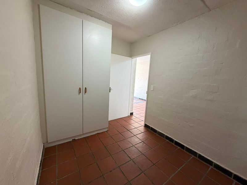 Unique 4 Bed 2 Bath Apartment open plan living area with kitchenette with 2 Secure Parkings allocated - Photo 5