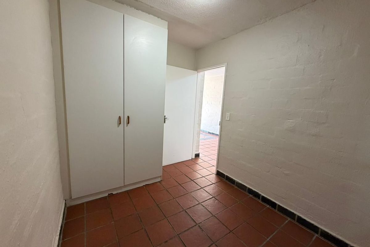 Unique 4 Bed 2 Bath Apartment open plan living area with kitchenette with 2 Secure Parkings allocated - Photo 5