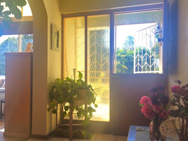 Exquisite Four-Bedroom Home Nestled in Nature – Your Private Oasis Awaits - Photo 2