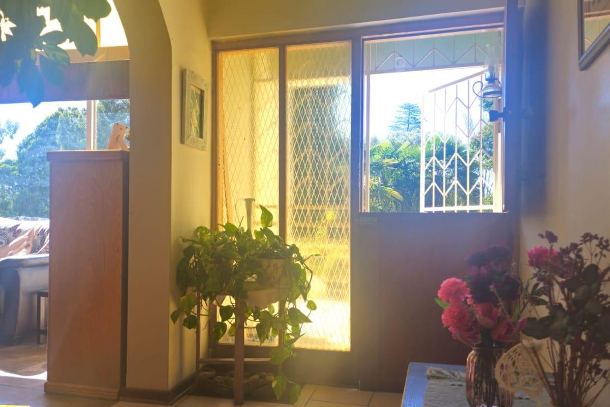 Exquisite Four-Bedroom Home Nestled in Nature – Your Private Oasis Awaits - Photo 2