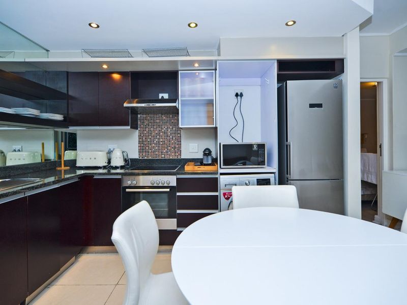 Stylishly furnished 2 bedroom apartment - Photo 3