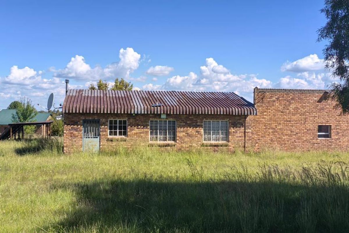 An excellent investment opportunity to transform this spacious 3-bedroom home into your ideal property. - Photo 3