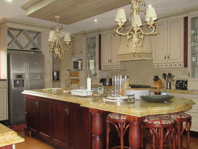 Experience opulence lifestyle in this Home overlooking a Golf Course in Ruimsig! - Photo 3