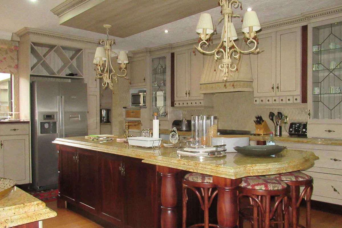 Experience opulence lifestyle in this Home overlooking a Golf Course in Ruimsig! - Photo 3