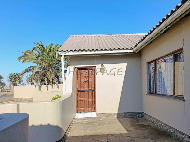 Hermes, Walvis Bay:  Neat 4 bedr home with 1 bedr flat is for sale - Photo 2