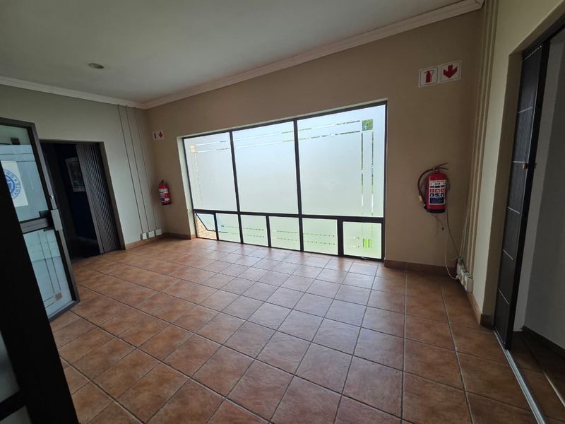 Prime First Floor Office Space To Let – Exceptional Location Next to Hillfox - Photo 6