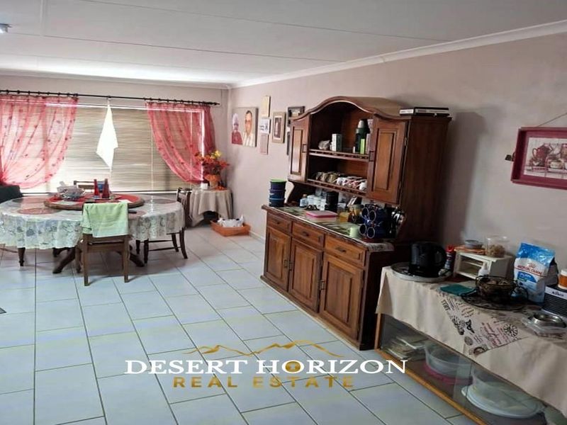 Karas Region, Keetmanshoop | Big Family home with flat for sale - Photo 3