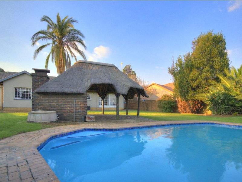 Immaculate Family home with offices in prime position! - Photo 3