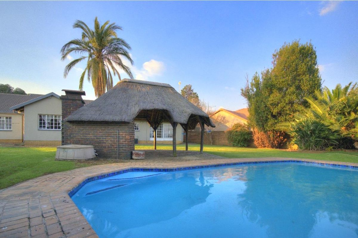 Immaculate Family home with offices in prime position! - Photo 3