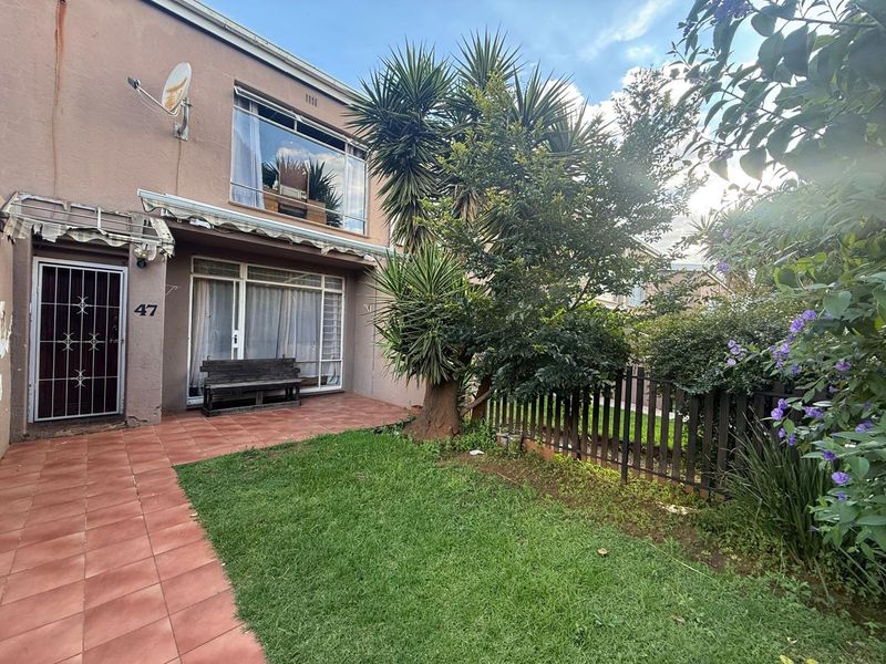 Well Located 3 Bedroom Unit with Strong Potential - Photo 4