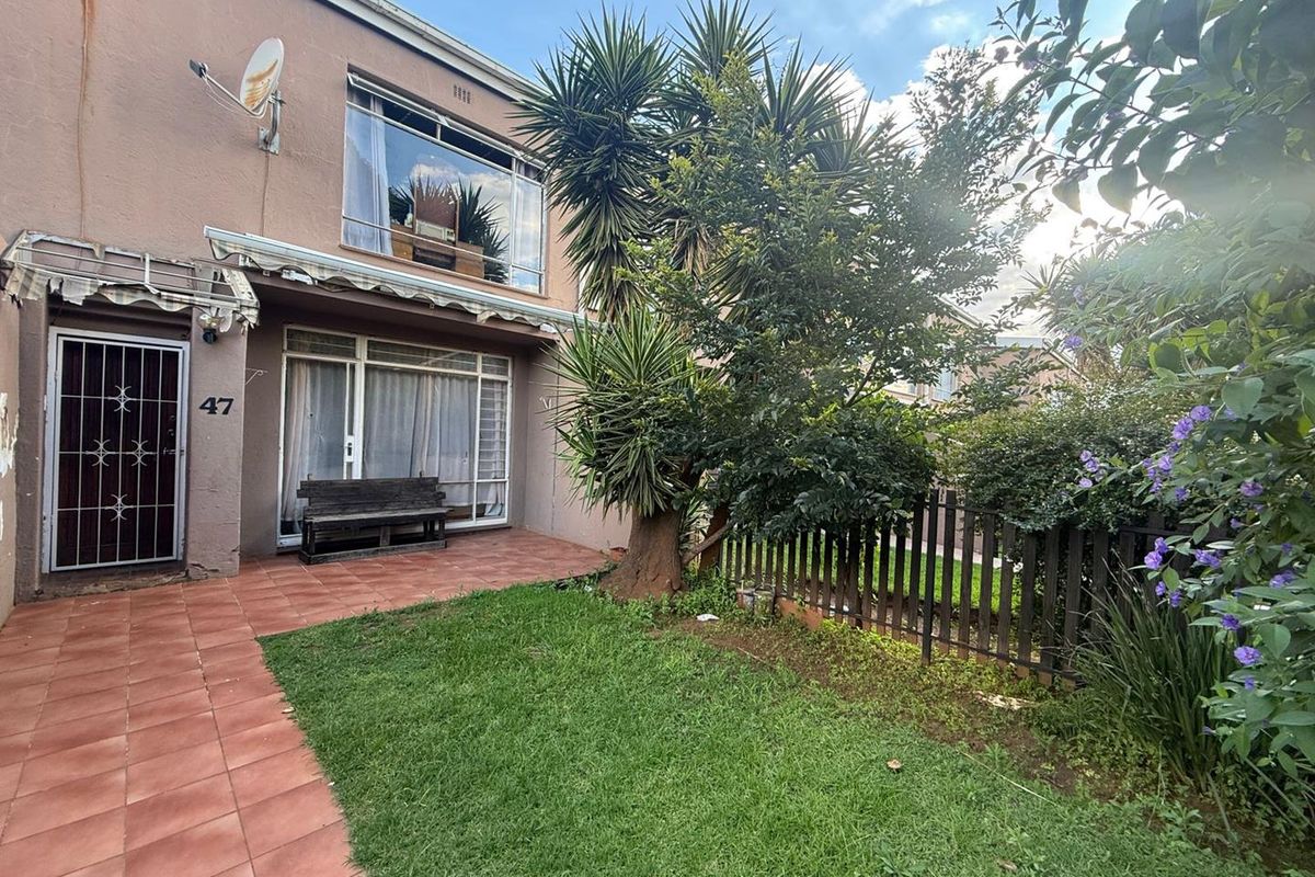 Well Located 3 Bedroom Unit with Strong Potential - Photo 4