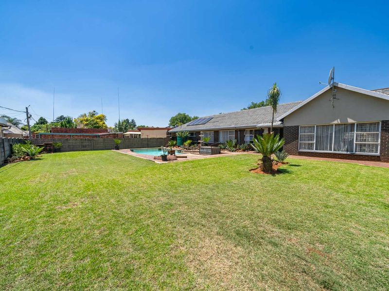 Spacious Family Home with Expansive Garden and Pool in Parkrand** - Photo 2