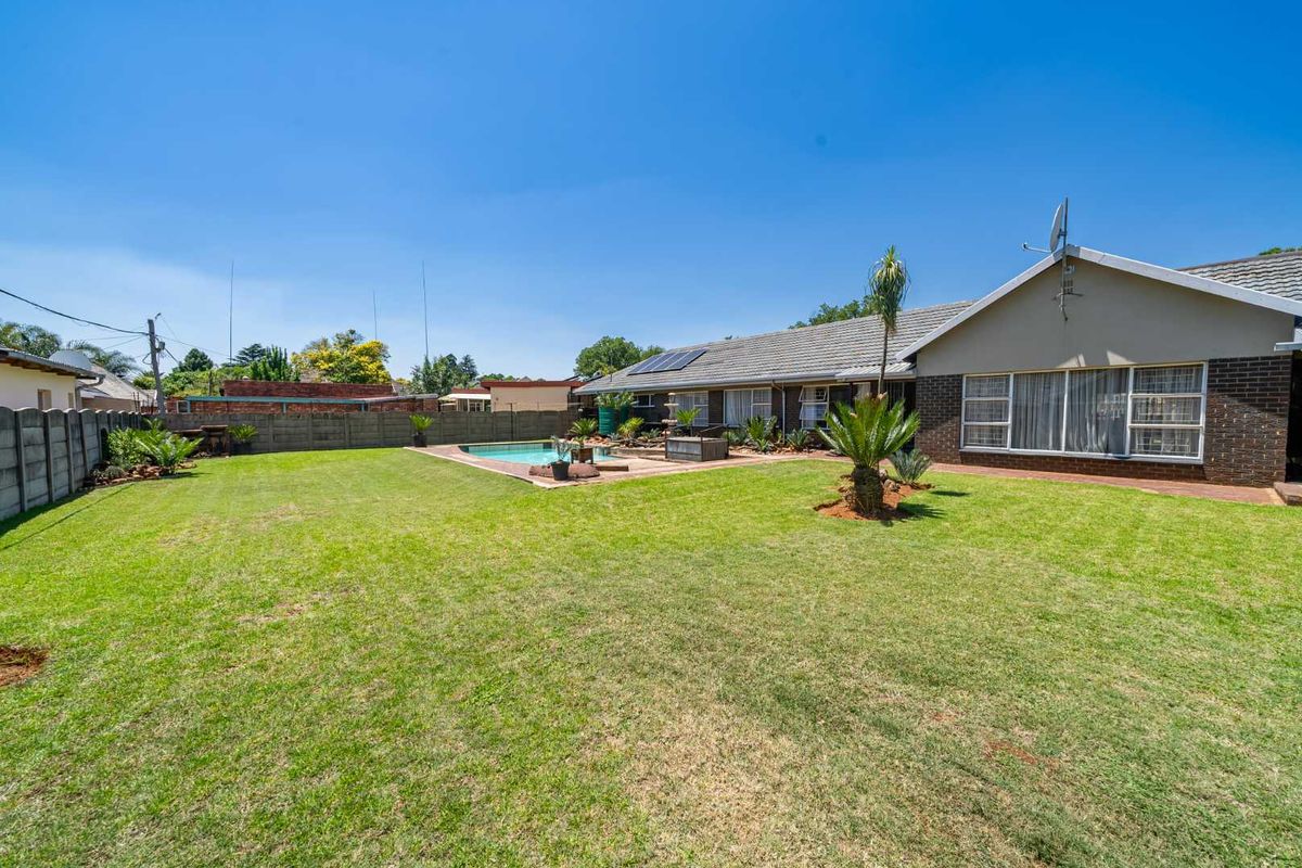 Spacious Family Home with Expansive Garden and Pool in Parkrand** - Photo 3