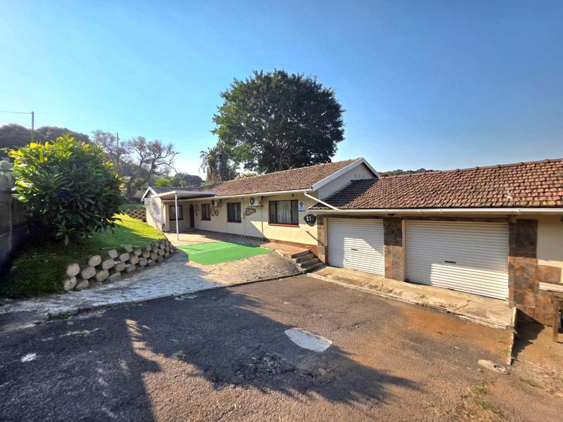 Spacious 4-Bedroom Family Home for Sale in Northdene/ Queensburgh - Photo 2