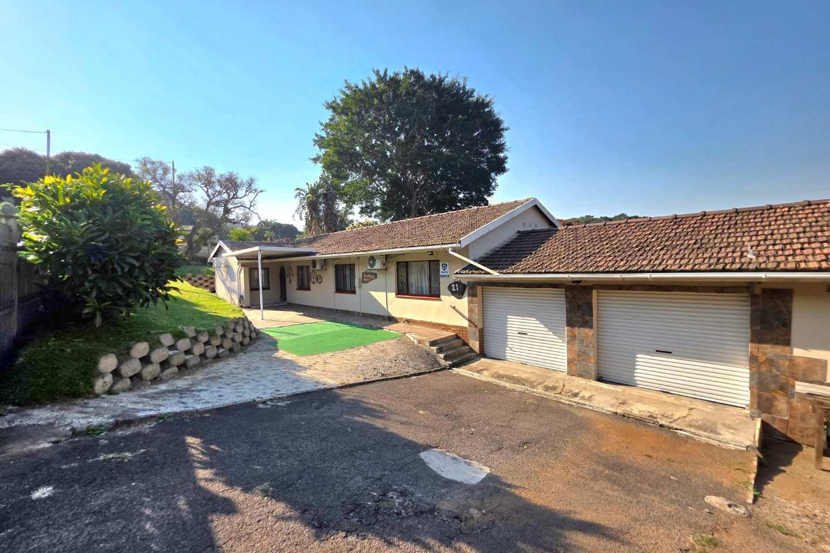 Spacious 4-Bedroom Family Home for Sale in Northdene/ Queensburgh - Photo 2