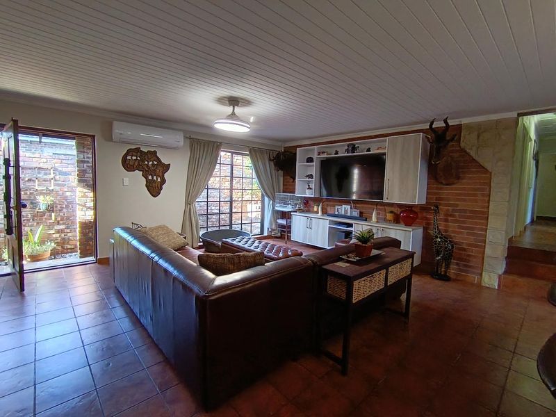 Luxury Dual Living with Exceptional Entertainment Spaces - Photo 2