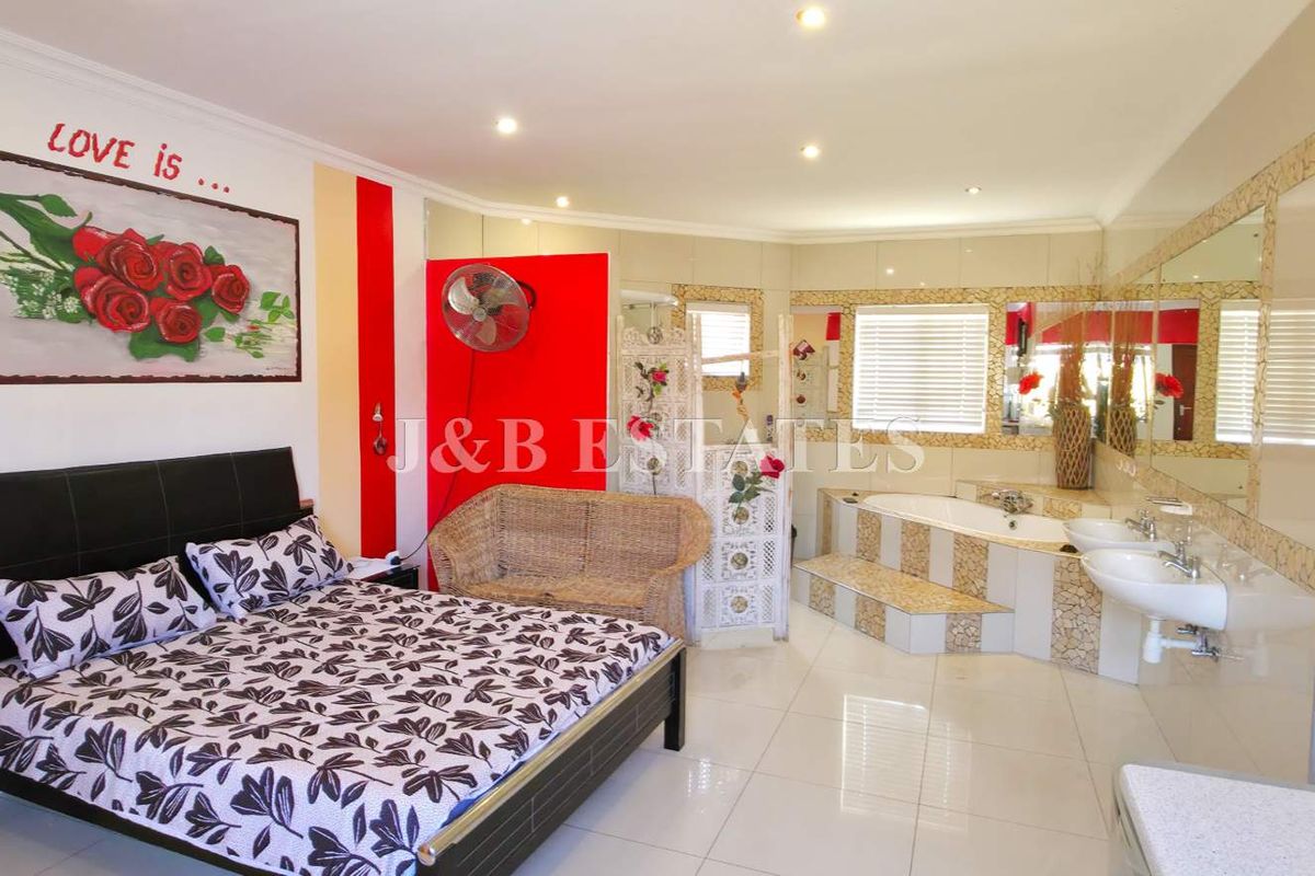 Fully Operational Guesthouse - Photo 5