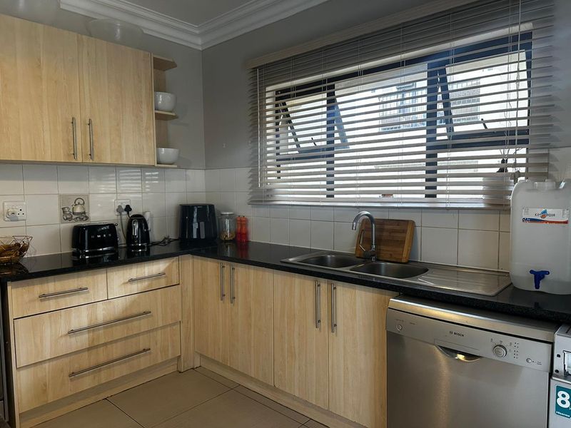 The Perfect Blend of Style and Comfort - Photo 4