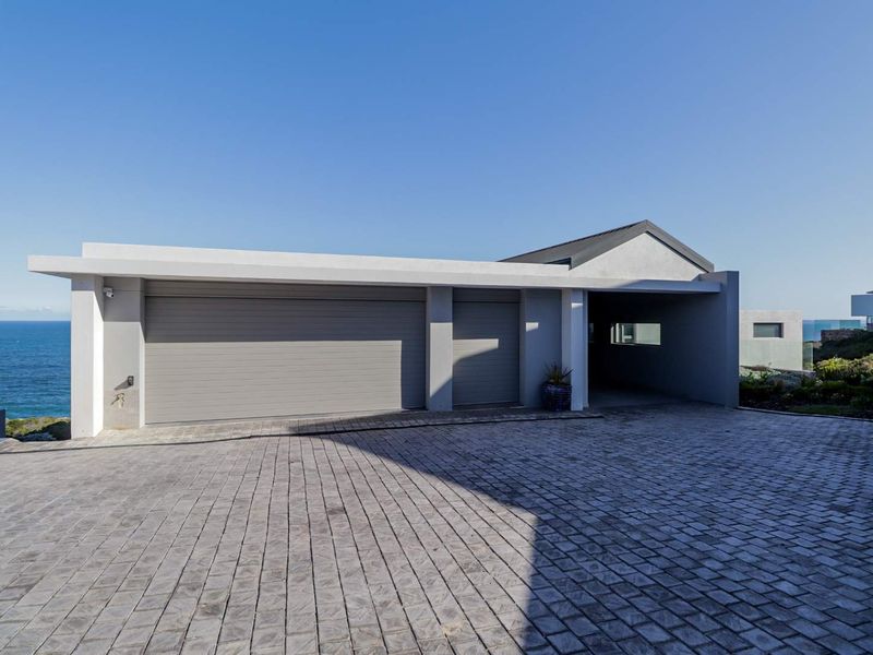 Imposing Coastal Mansion - Photo 3