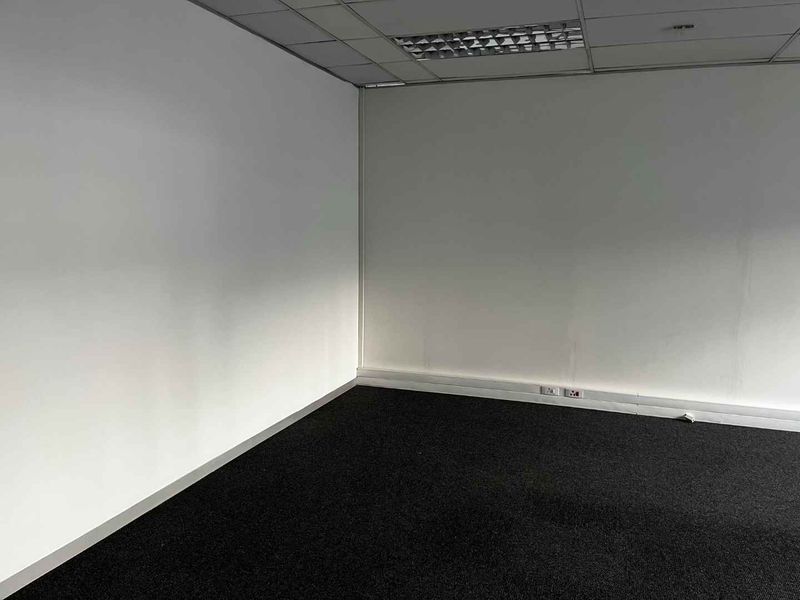 Superb Views & Air Conditioned Offices in Milnerton - Photo 8