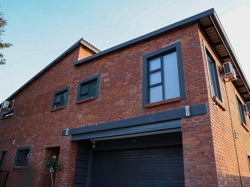 Ultra-Modern Two-Level Smart Home with Exceptional Solar Power, Security & Privacy - Photo 1